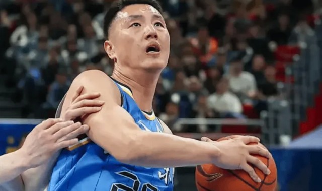 扑克策略-梦回巅峰！翟晓川出战26分钟，得到15分11篮板2助1抢断1盖帽